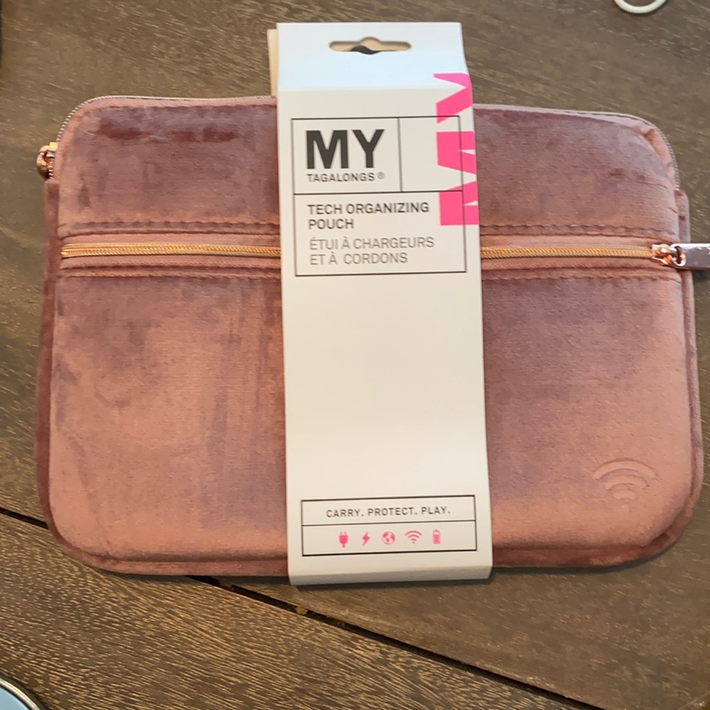 Tech organizing pouch